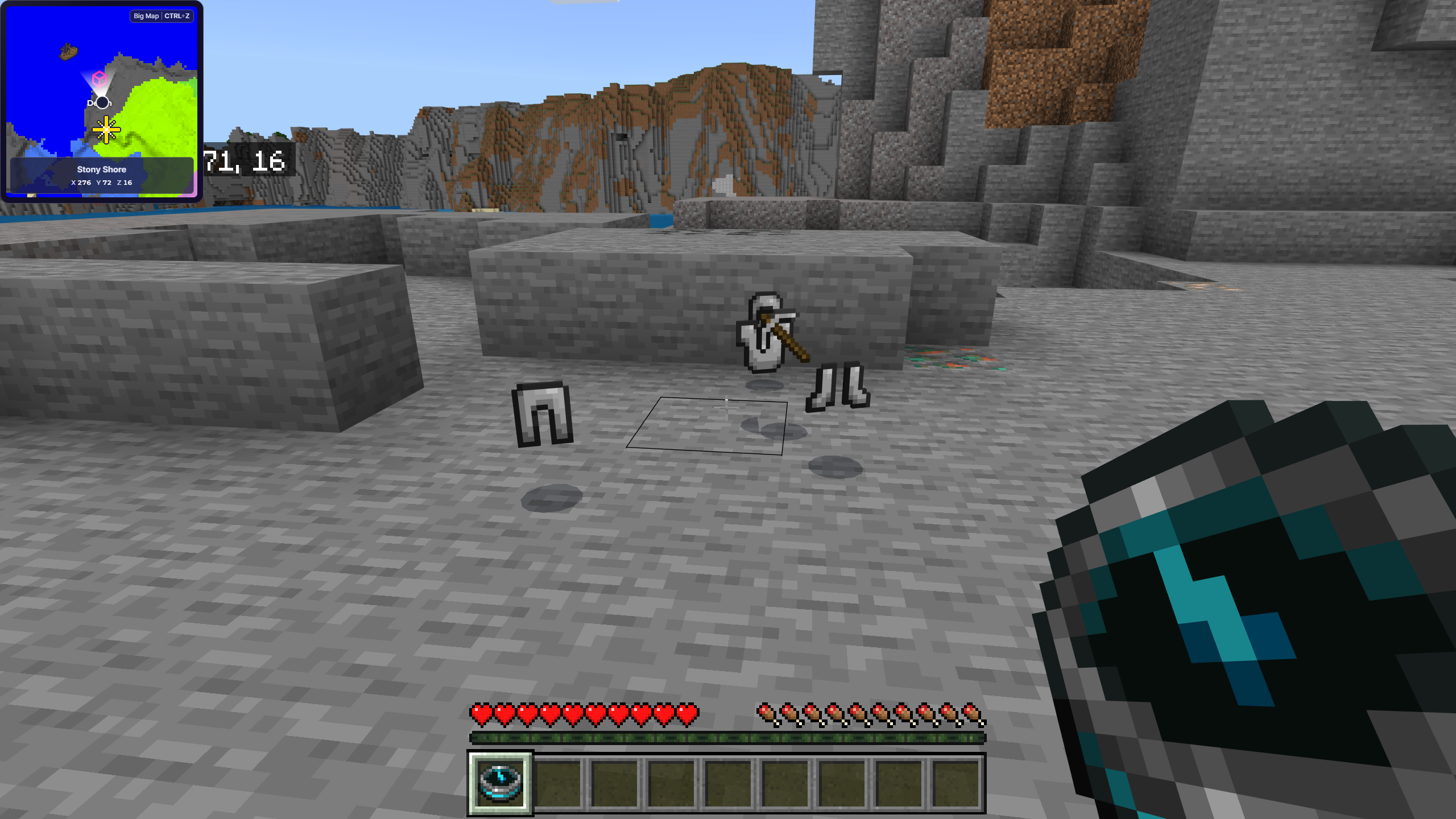 Minecraft player holding a Recovery Compass beside dropped items at the last death location